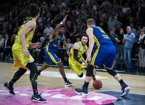 更要求队员 更要求队员